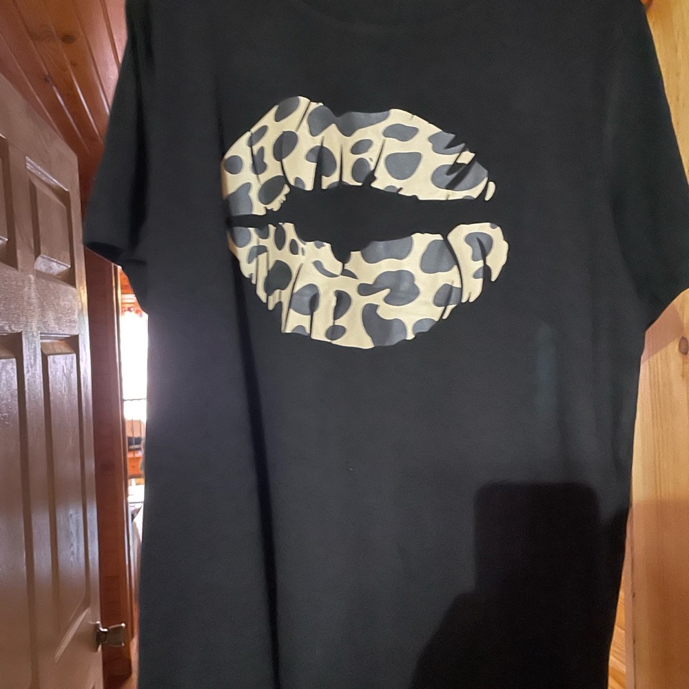 Leopard lip shirt